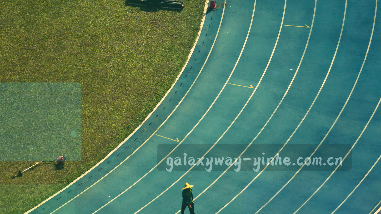 北方夜空中的银河带与地平线附近的极光，构图偏暗，左侧留空